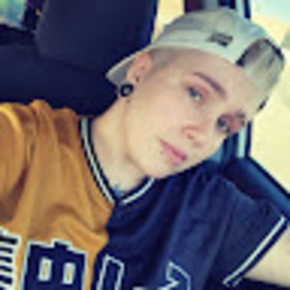 Meet your Posher, Courtney - Picture 1 of 1